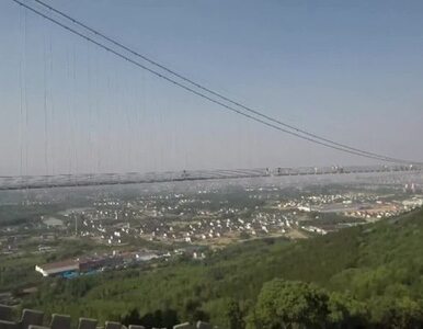 Tylko nie patrz w dół! Najdłuższy szklany pieszy most otwarty w Chinach