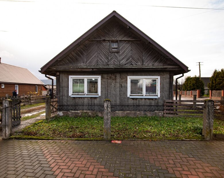 „Nasz nowy dom". Rodzina mieszka w zrujnowanym domu w Drahlach....