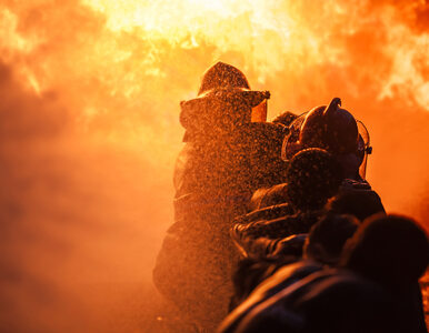 Płonie hala na warszawskim Żeraniu. Ewakuowano ponad 100 osób